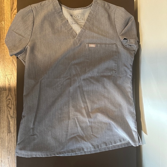 FIGS Gray Scrub Top - Picture 1 of 3
